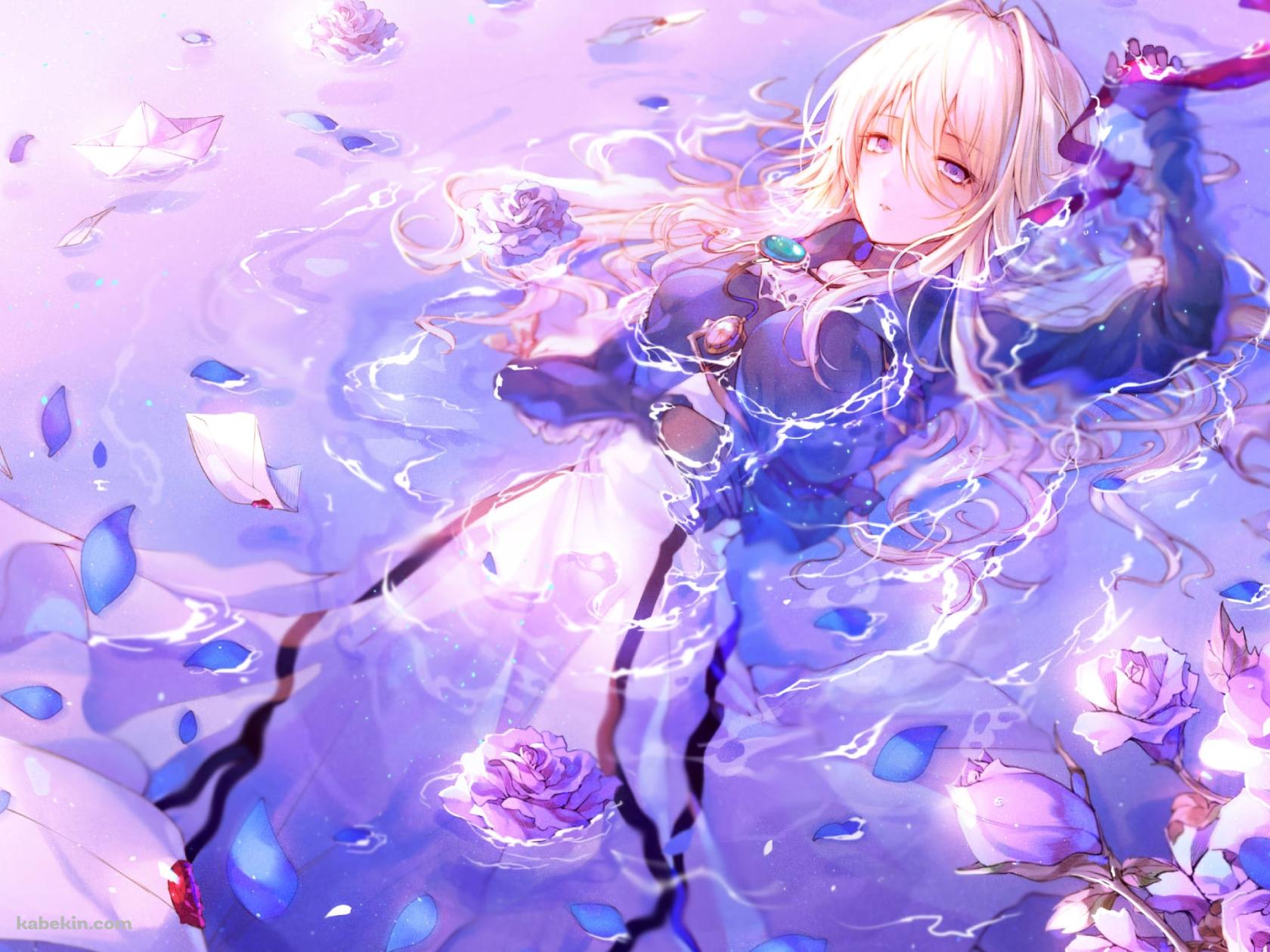 手紙と青い花びらが舞う中、水に浸かるヴァイオレット・エヴァーガーデンの壁紙(1680px x 1260px) 高画質 PC・デスクトップ用