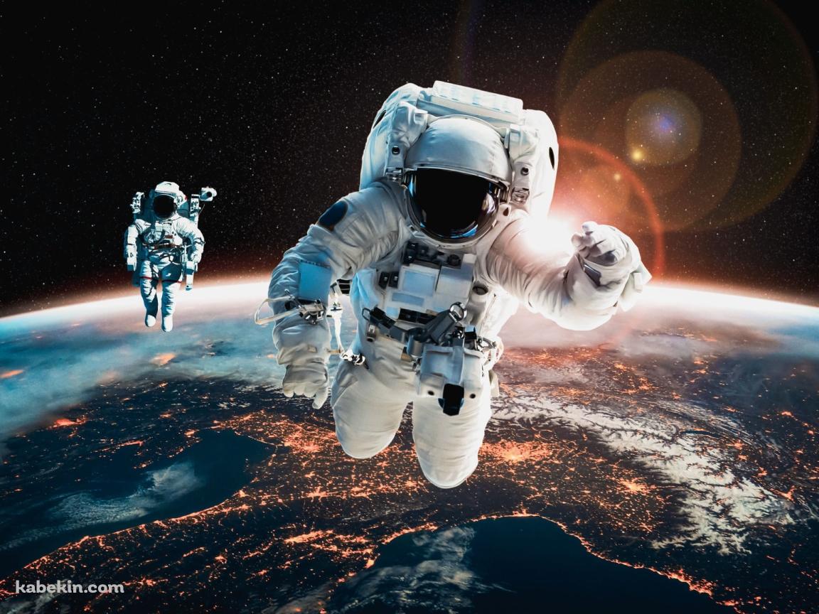 宇宙遊泳する宇宙飛行士 / 地球 / 大気圏の壁紙(1152px x 864px) 高画質 PC・デスクトップ用