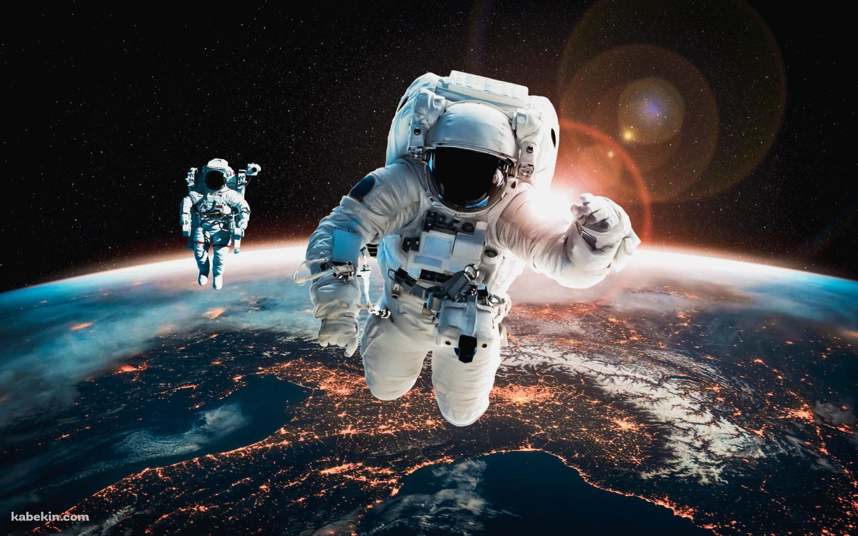 宇宙遊泳する宇宙飛行士 / 地球 / 大気圏の壁紙(1680px x 1050px) 高画質 PC・デスクトップ用