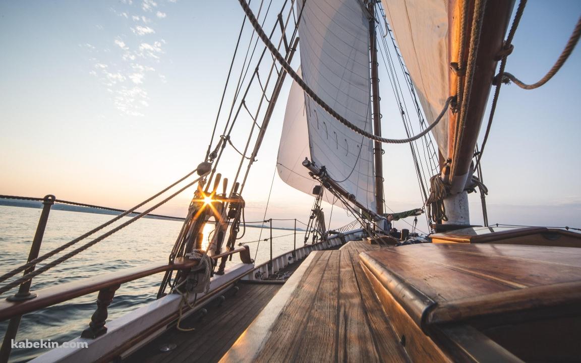 海を航行するヨットのウッドデッキの壁紙(1152px x 720px) 高画質 PC・デスクトップ用