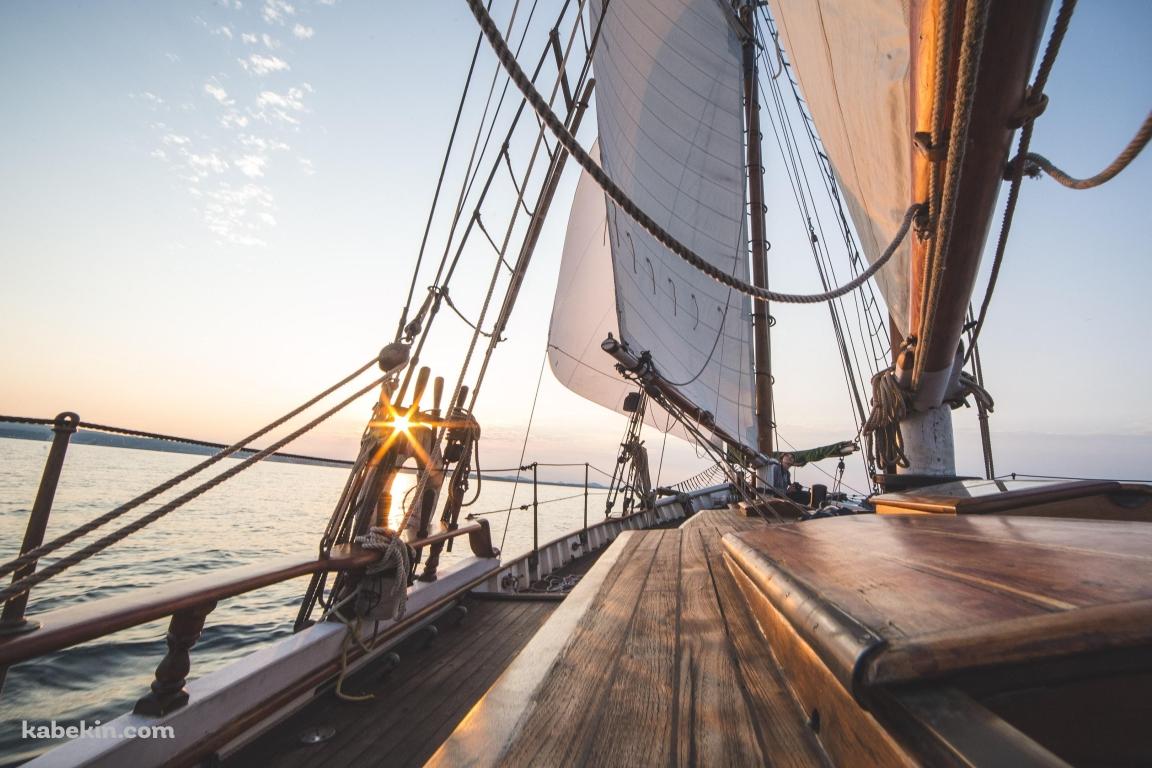海を航行するヨットのウッドデッキの壁紙(1152px x 768px) 高画質 PC・デスクトップ用