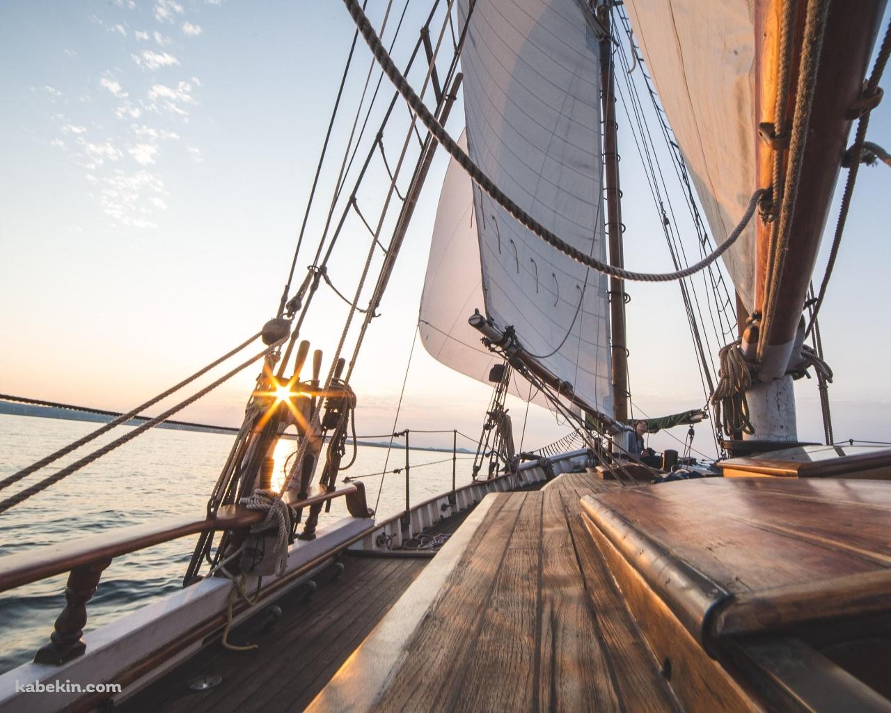 海を航行するヨットのウッドデッキの壁紙(1280px x 1024px) 高画質 PC・デスクトップ用
