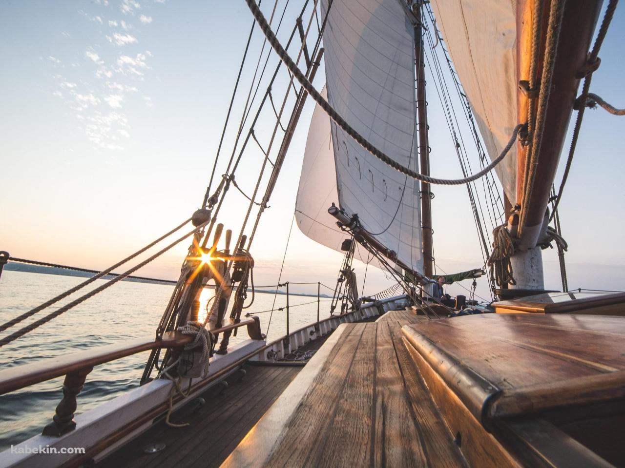 海を航行するヨットのウッドデッキの壁紙(1280px x 960px) 高画質 PC・デスクトップ用