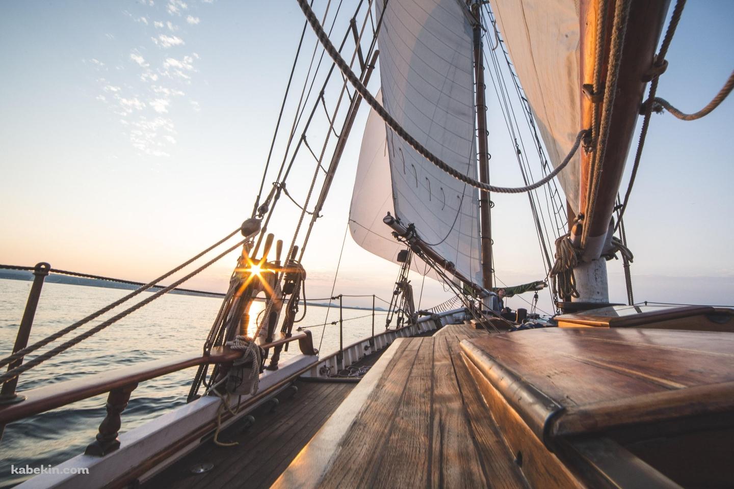 海を航行するヨットのウッドデッキの壁紙(1440px x 960px) 高画質 PC・デスクトップ用