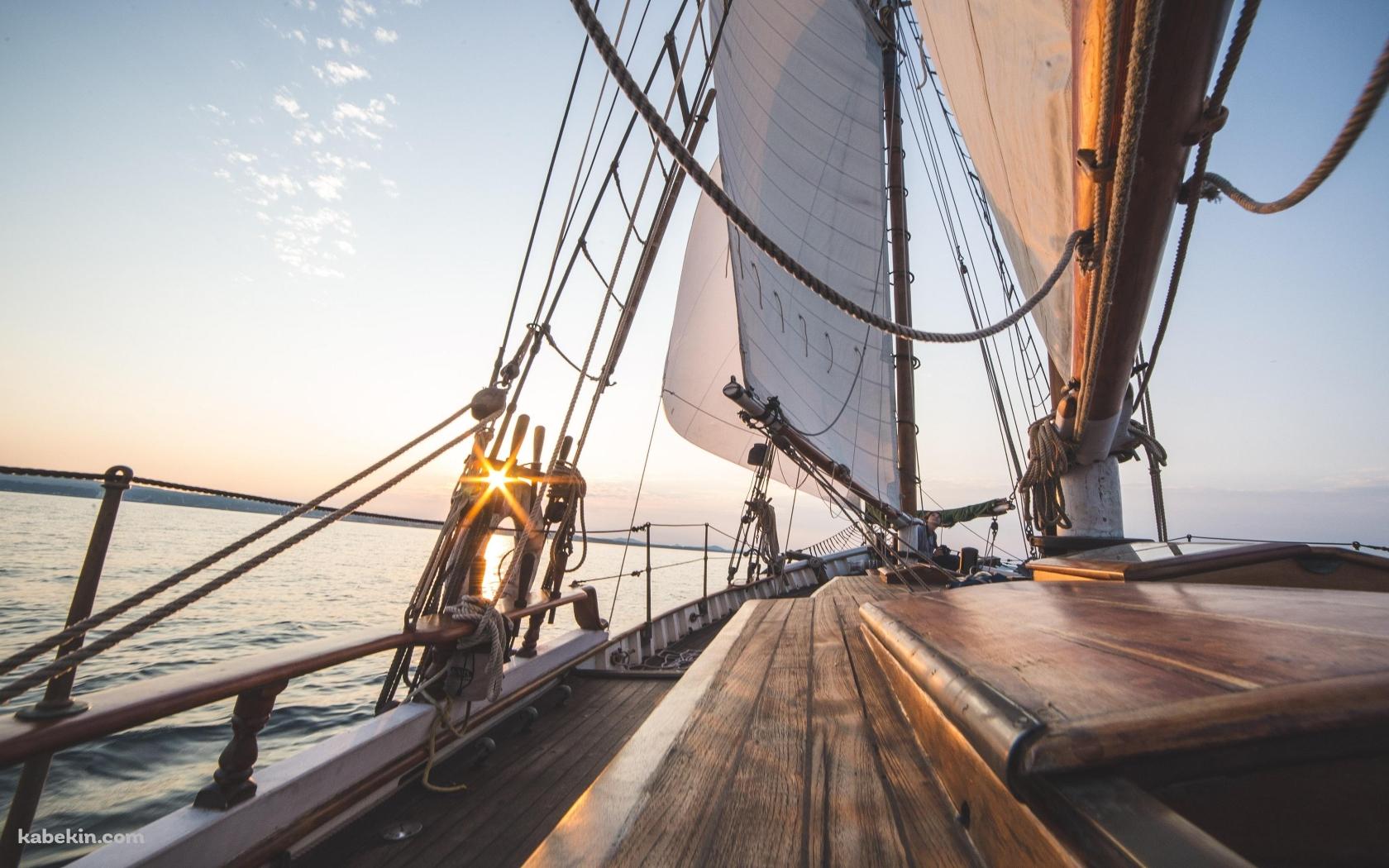 海を航行するヨットのウッドデッキの壁紙(1680px x 1050px) 高画質 PC・デスクトップ用