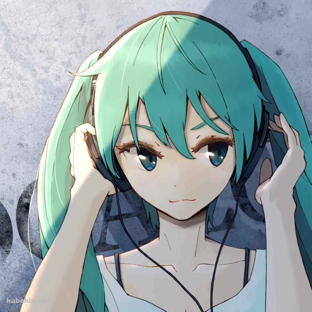 灰色の壁際に立ち音楽を聴く初音ミク / ヘッドフォン / ボカロ / ボーカロイドの壁紙(1024px x 1024px) 高画質 PC・デスクトップ用