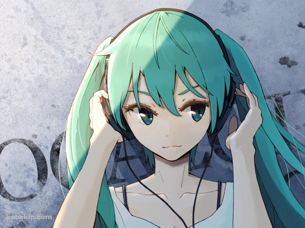 灰色の壁際に立ち音楽を聴く初音ミク / ヘッドフォン / ボカロ / ボーカロイドの壁紙(1024px x 768px) 高画質 PC・デスクトップ用