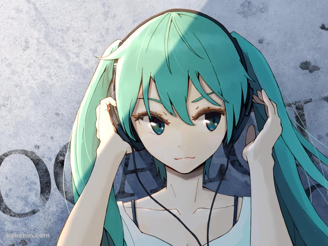 灰色の壁際に立ち音楽を聴く初音ミク / ヘッドフォン / ボカロ / ボーカロイドの壁紙(1152px x 864px) 高画質 PC・デスクトップ用