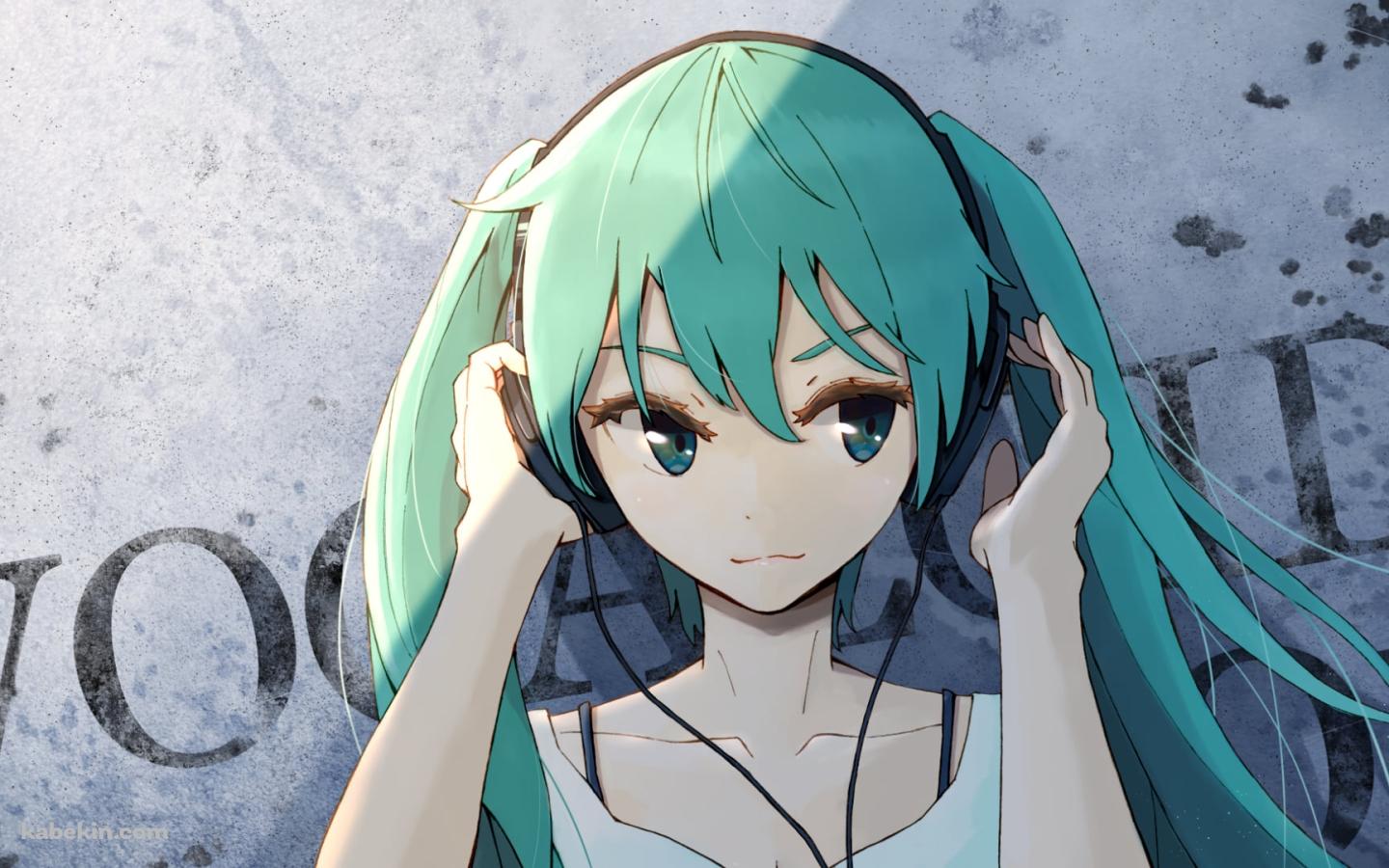 灰色の壁際に立ち音楽を聴く初音ミク / ヘッドフォン / ボカロ / ボーカロイドの壁紙(1440px x 900px) 高画質 PC・デスクトップ用
