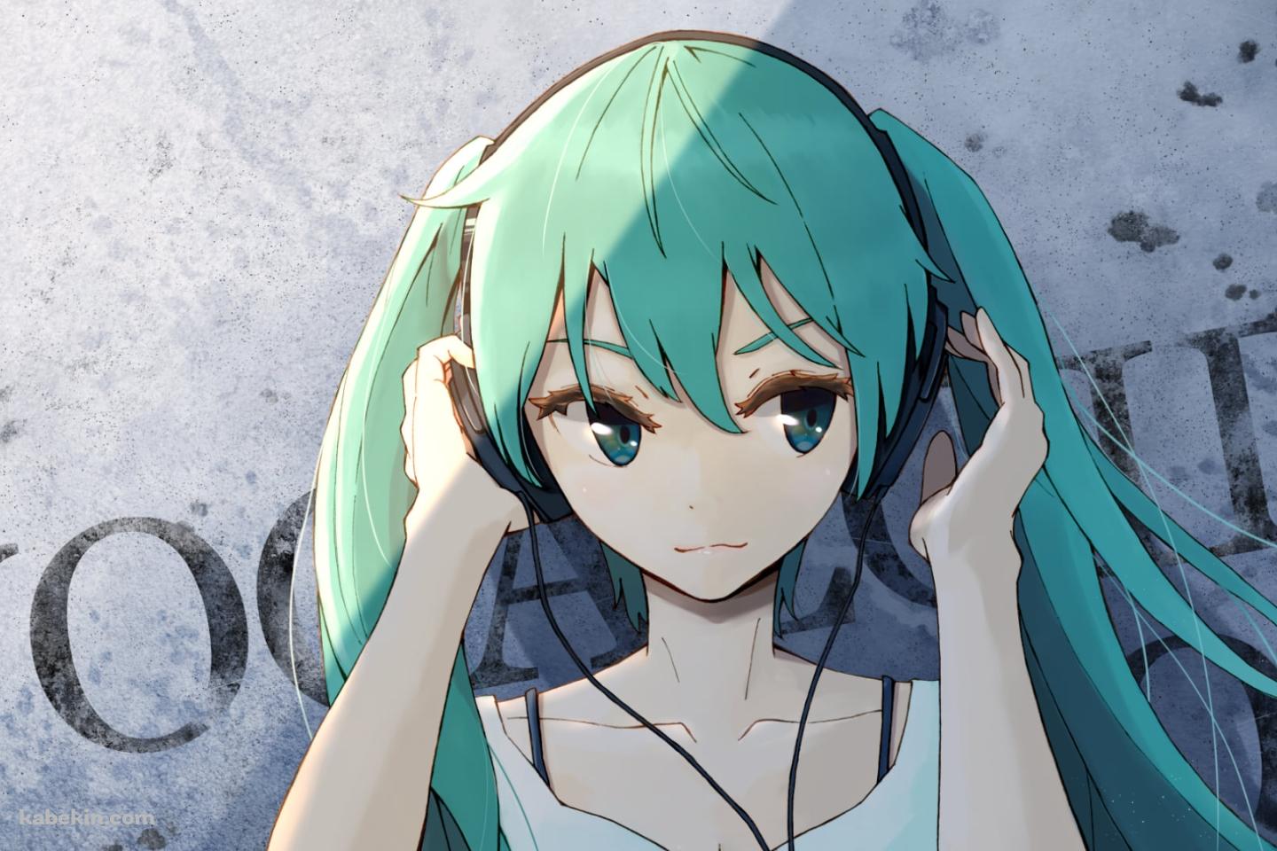 灰色の壁際に立ち音楽を聴く初音ミク / ヘッドフォン / ボカロ / ボーカロイドの壁紙(1440px x 960px) 高画質 PC・デスクトップ用