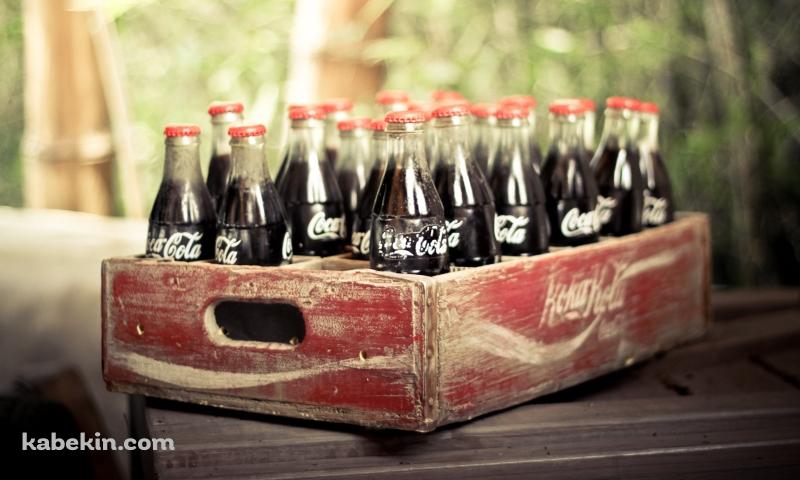 ボロボロの赤い木箱に入ったコカ・コーラの瓶の壁紙(800px x 480px) 高画質 PC・デスクトップ用