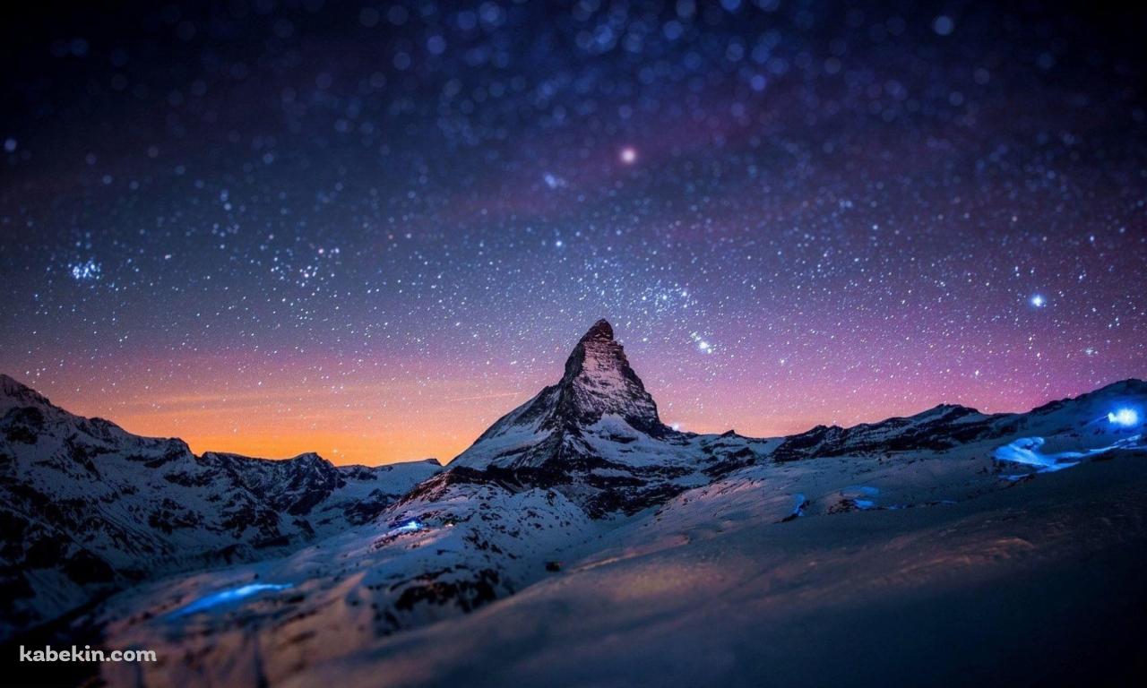 夜の雪山と銀河 / 絶景 / 赤と青に光る星空の壁紙(1280px x 768px) 高画質 PC・デスクトップ用