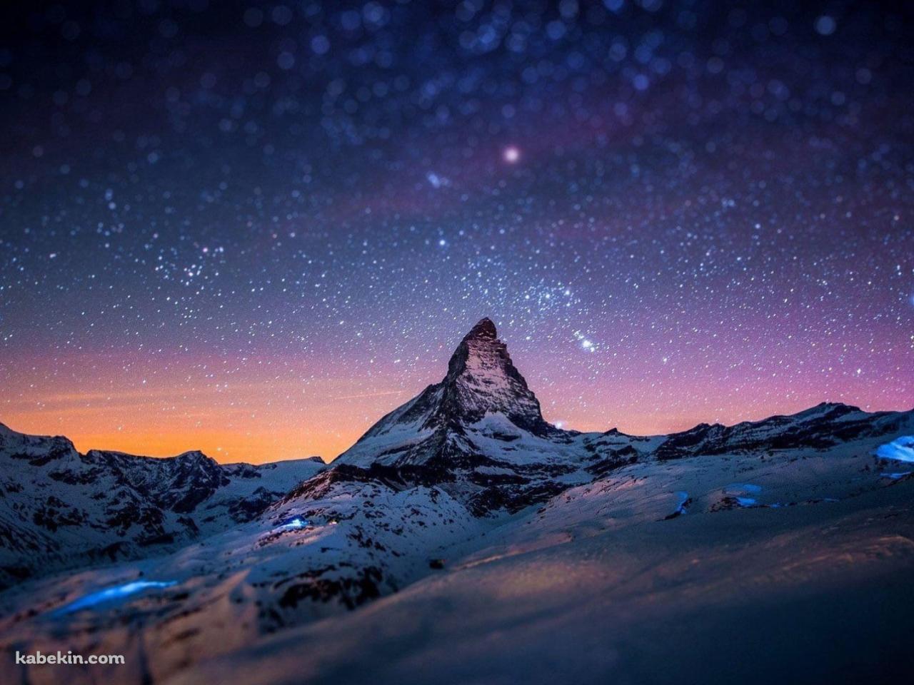 夜の雪山と銀河 / 絶景 / 赤と青に光る星空の壁紙(1280px x 960px) 高画質 PC・デスクトップ用