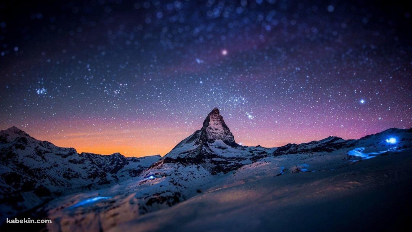 夜の雪山と銀河 / 絶景 / 赤と青に光る星空の壁紙(1391px x 783px) 高画質 PC・デスクトップ用