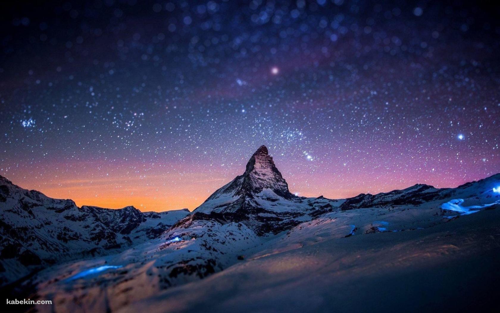 夜の雪山と銀河 / 絶景 / 赤と青に光る星空の壁紙(1680px x 1050px) 高画質 PC・デスクトップ用