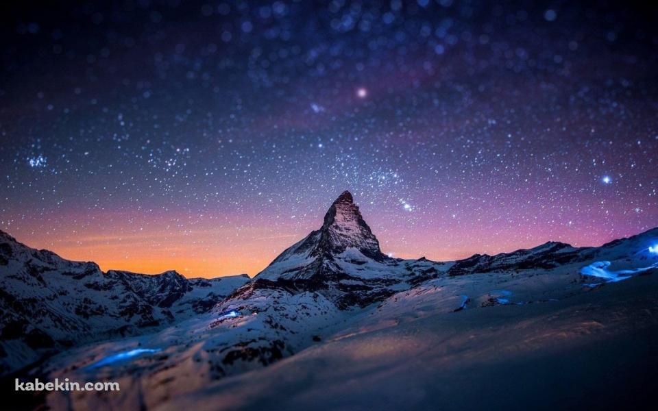 夜の雪山と銀河 / 絶景 / 赤と青に光る星空の壁紙(960px x 600px) 高画質 PC・デスクトップ用