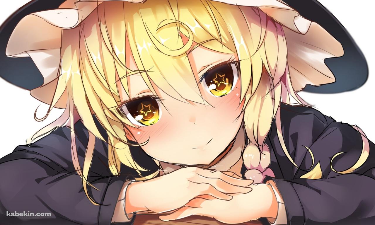 木の机にもたれてこちらを見つめる可愛い霧雨魔理沙 / 東方の壁紙(1280px x 768px) 高画質 PC・デスクトップ用