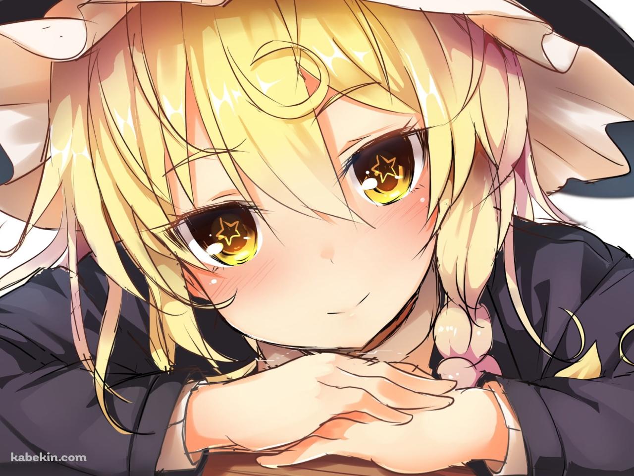 木の机にもたれてこちらを見つめる可愛い霧雨魔理沙 / 東方の壁紙(1280px x 960px) 高画質 PC・デスクトップ用