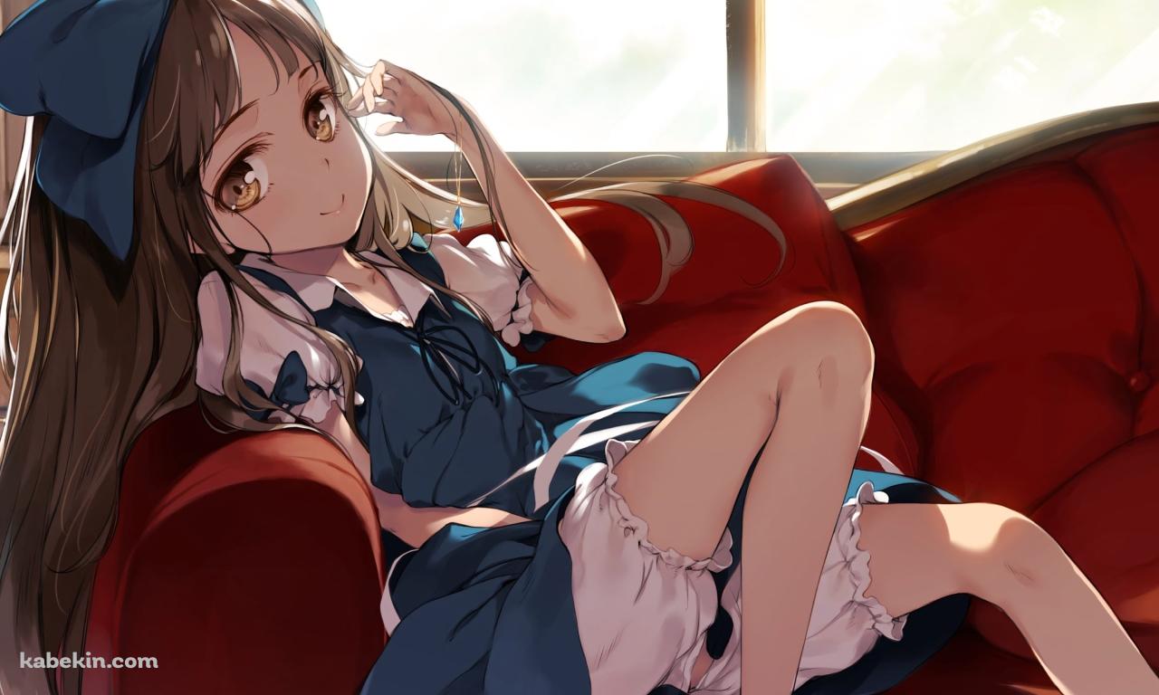赤いソファーに座り微笑むスターサファイア / 東方の壁紙(1280px x 768px) 高画質 PC・デスクトップ用