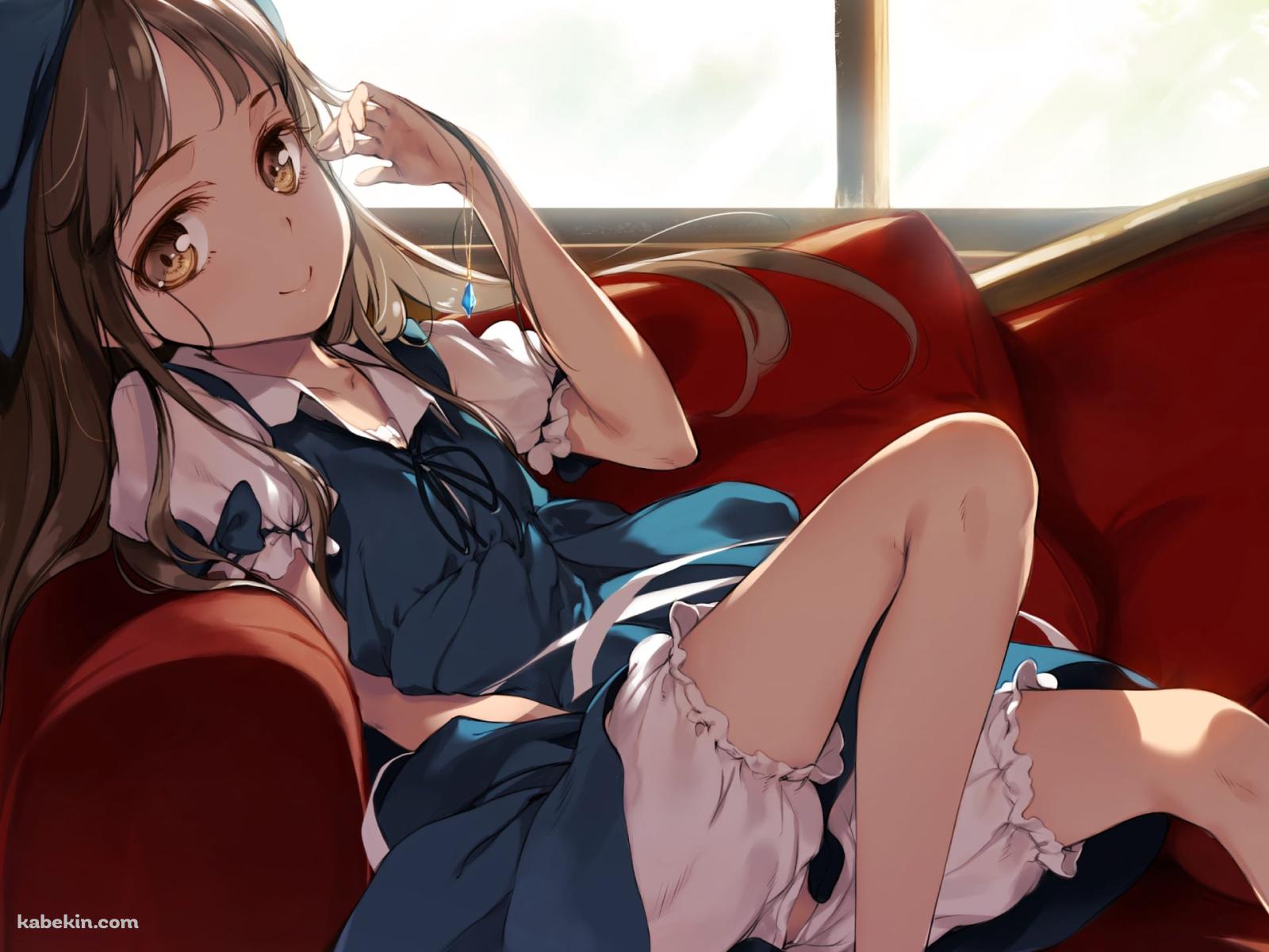 赤いソファーに座り微笑むスターサファイア / 東方の壁紙(1600px x 1200px) 高画質 PC・デスクトップ用