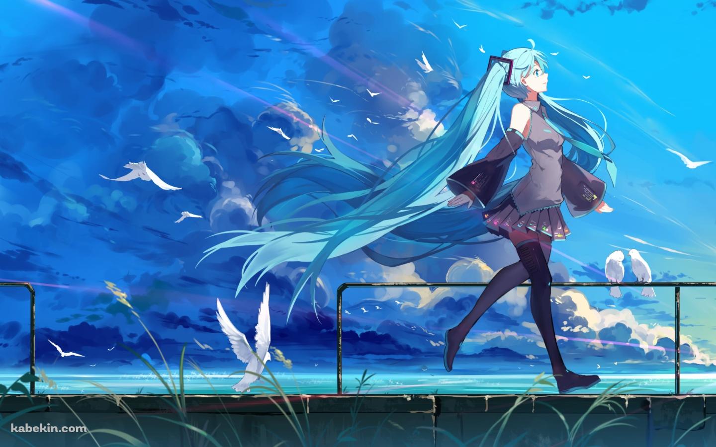 海沿いの道を胸を張って歩く可愛い初音ミク / 白い鳩 / ボカロ / ボーカロイドの壁紙(1440px x 900px) 高画質 PC・デスクトップ用