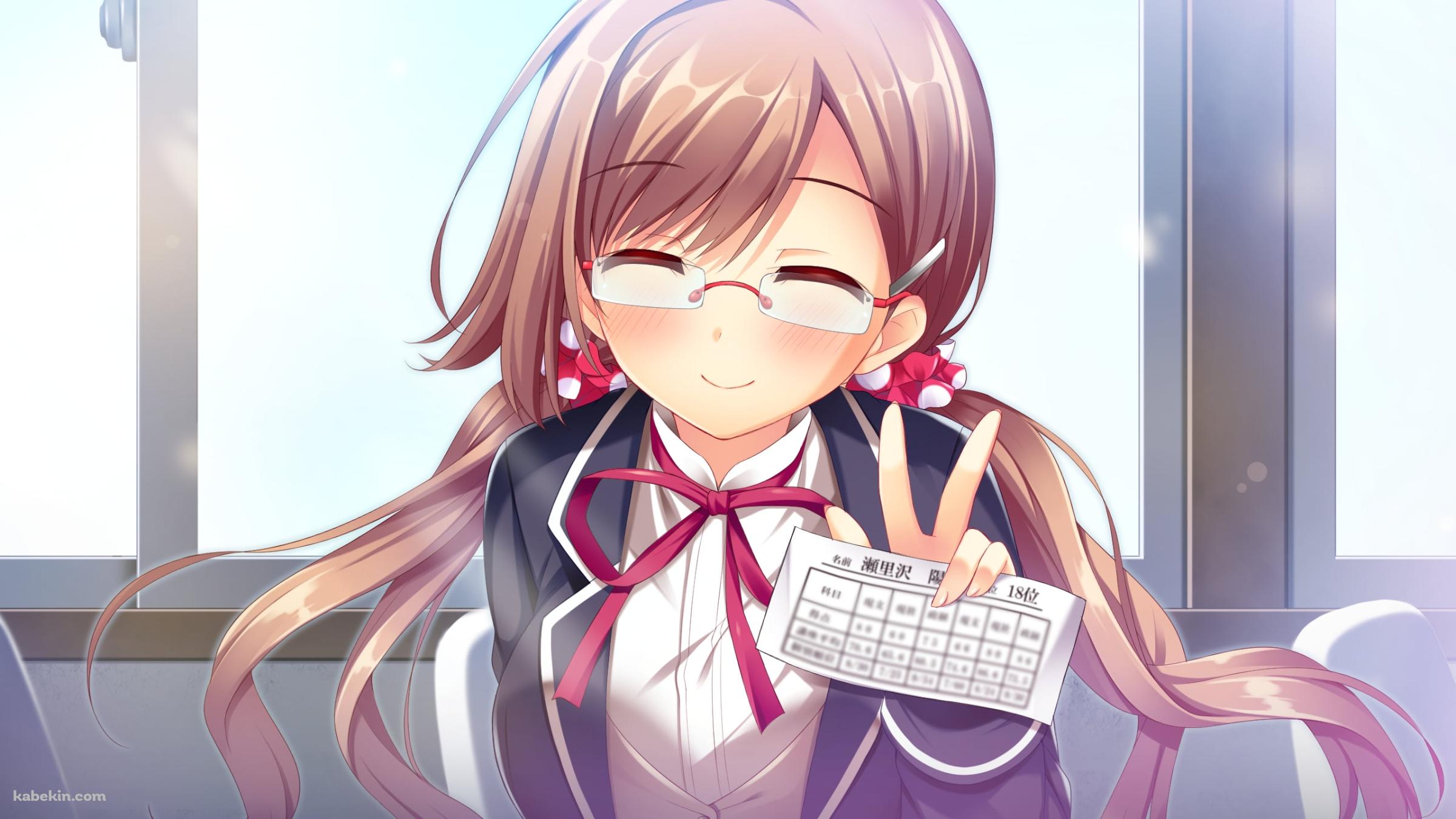 成績表を持ちピースする笑顔の瀬里沢 陽砂(せりざわ ひさ) / JKトラブめいんの壁紙(2400px x 1350px) 高画質 PC・デスクトップ用