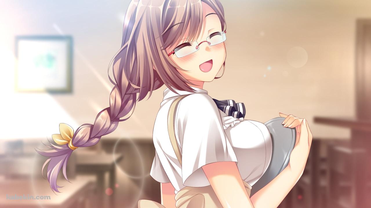 喫茶店でバイトをする笑顔の瀬里沢 陽砂(せりざわ ひさ) / JKトラブめいんの壁紙(1280px x 720px) 高画質 PC・デスクトップ用