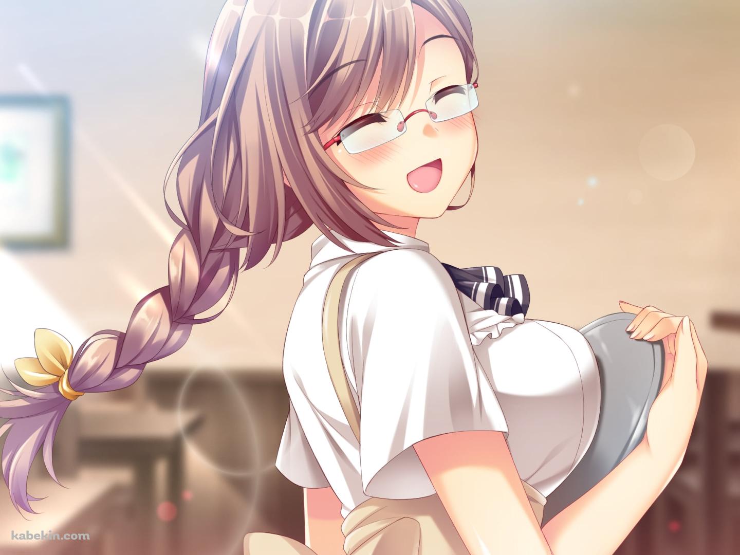 喫茶店でバイトをする笑顔の瀬里沢 陽砂(せりざわ ひさ) / JKトラブめいんの壁紙(1440px x 1080px) 高画質 PC・デスクトップ用