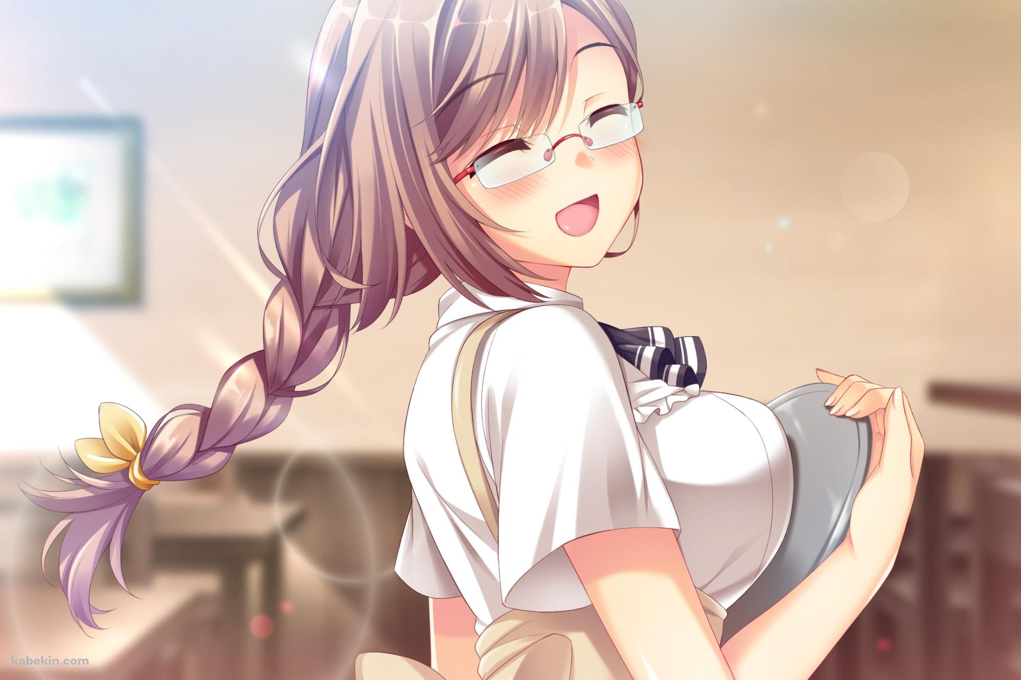 喫茶店でバイトをする笑顔の瀬里沢 陽砂(せりざわ ひさ) / JKトラブめいんの壁紙(2000px x 1333px) 高画質 PC・デスクトップ用