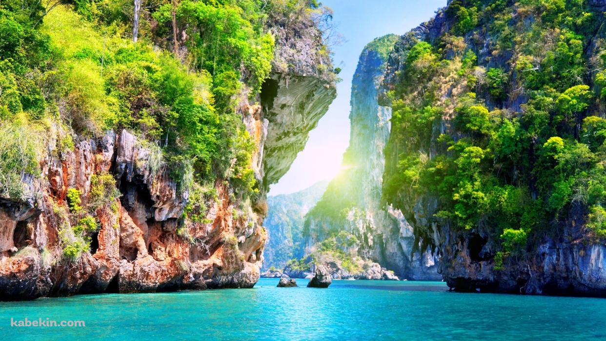 峡谷に挟まれた海 / パタヤ・ビーチ / タイ湾 / タイの壁紙(1242px x 698px) 高画質 PC・デスクトップ用