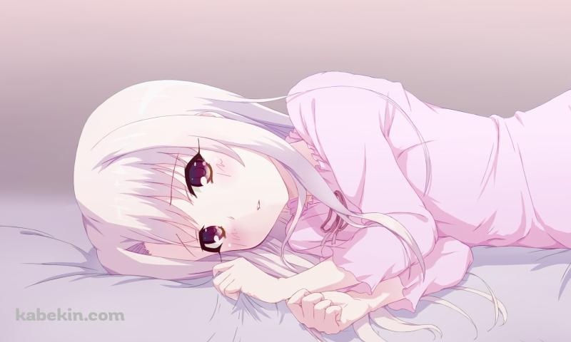 ベッドに寝そべるピンクの洋服を着た可愛いイリヤスフィール・フォン・アインツベルン / Fateの壁紙(800px x 480px) 高画質 PC・デスクトップ用