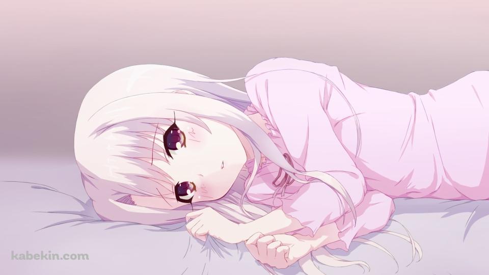 ベッドに寝そべるピンクの洋服を着た可愛いイリヤスフィール・フォン・アインツベルン / Fateの壁紙(960px x 540px) 高画質 PC・デスクトップ用