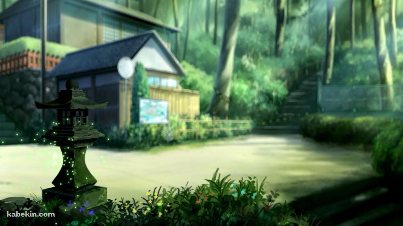 苔むした古びた灯篭と神社がある敷地の壁紙(1280px x 720px) 高画質 PC・デスクトップ用