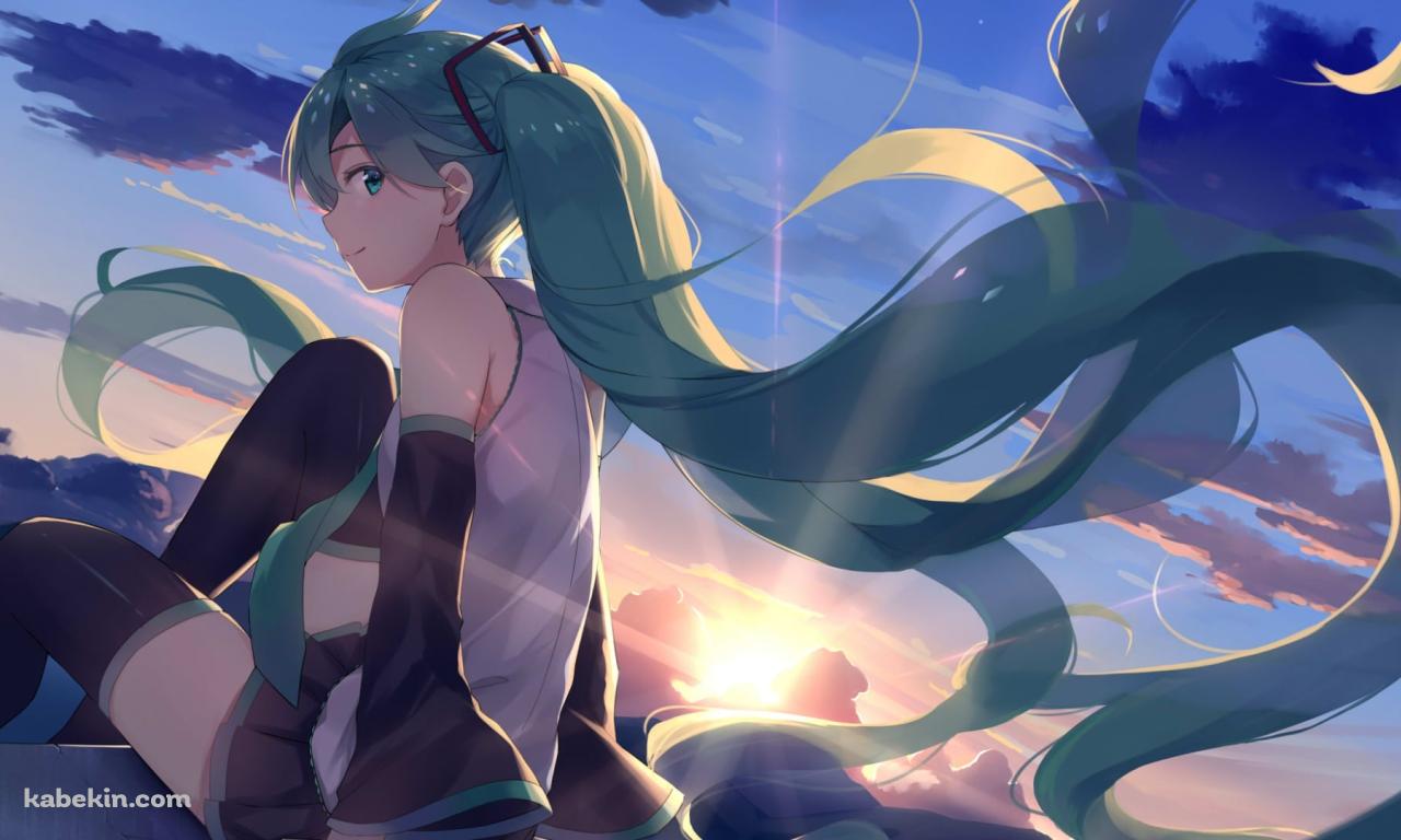 沈む夕日とこちらに微笑む初音ミクの壁紙(1280px x 768px) 高画質 PC・デスクトップ用