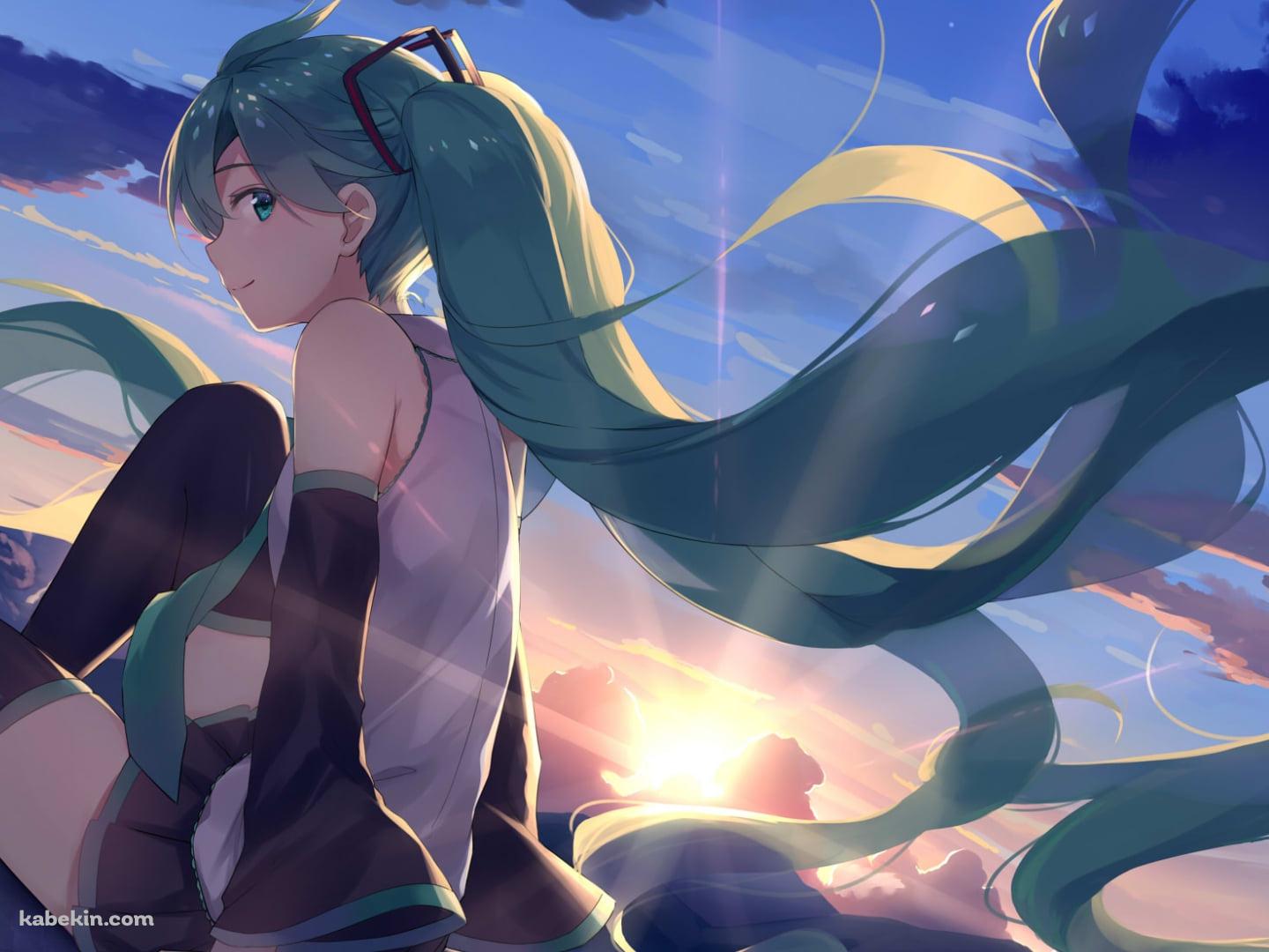 沈む夕日とこちらに微笑む初音ミクの壁紙(1440px x 1080px) 高画質 PC・デスクトップ用