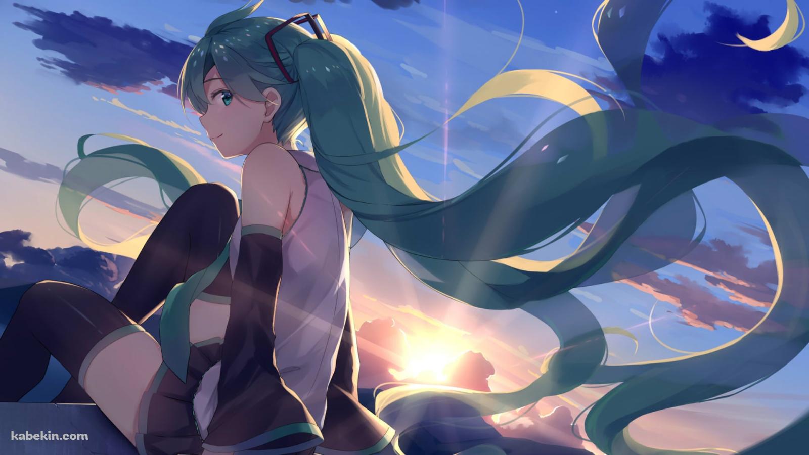 沈む夕日とこちらに微笑む初音ミクの壁紙(1600px x 900px) 高画質 PC・デスクトップ用