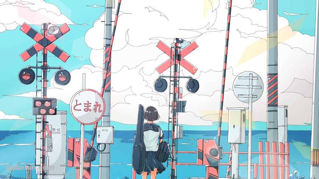 海が見える踏切の前に立つ女子高生 / ギターケース / とまれの標識 / 入道雲の壁紙(1024px x 576px) 高画質 PC・デスクトップ用