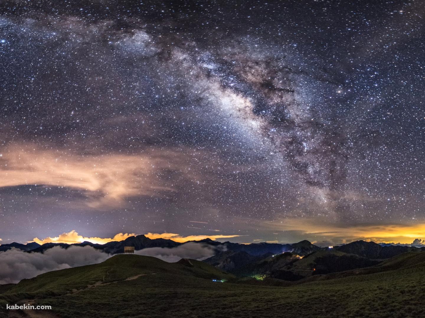 丘陵地帯と満天の星空 / 絶景 / 4Kの壁紙(1440px x 1080px) 高画質 PC・デスクトップ用