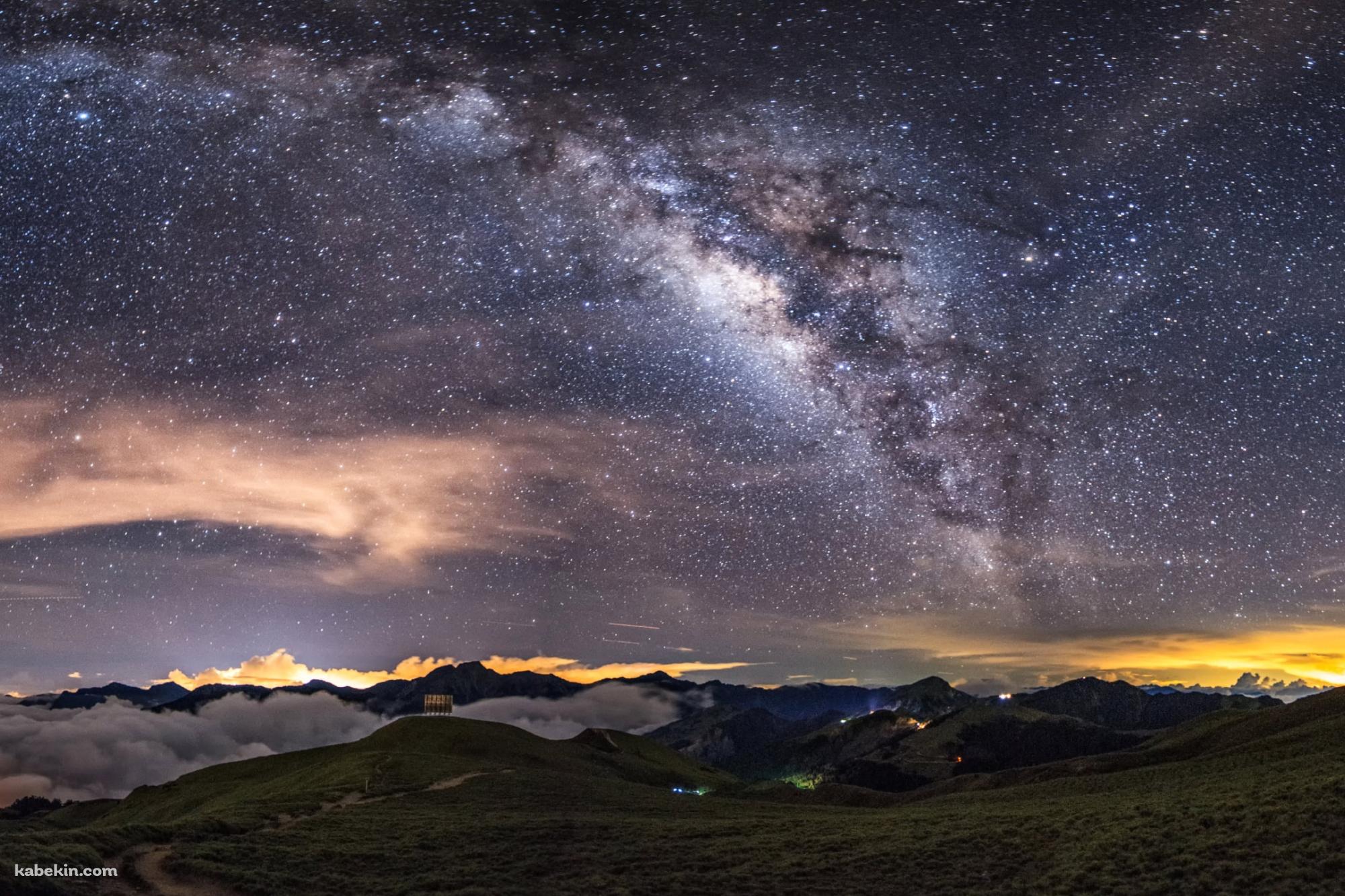 丘陵地帯と満天の星空 / 絶景 / 4Kの壁紙(2000px x 1333px) 高画質 PC・デスクトップ用