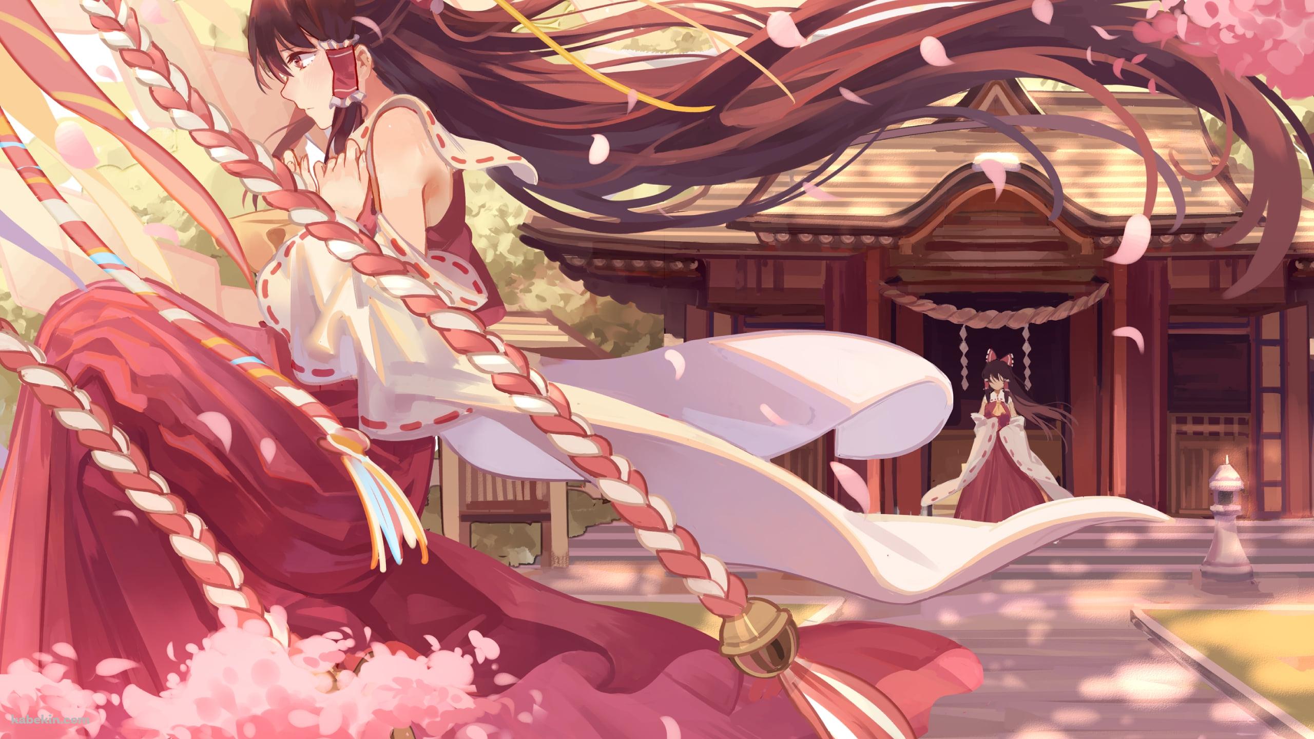 神社で祈る博麗霊夢 / 桜の花 / 東方の壁紙(2560px x 1440px) 高画質 PC・デスクトップ用