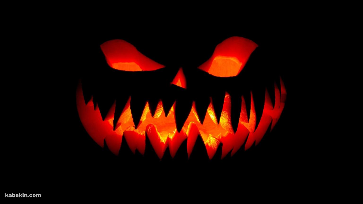 中が炎で光るパンプキン / ハロウィンの壁紙(1536px x 864px) 高画質 PC・デスクトップ用
