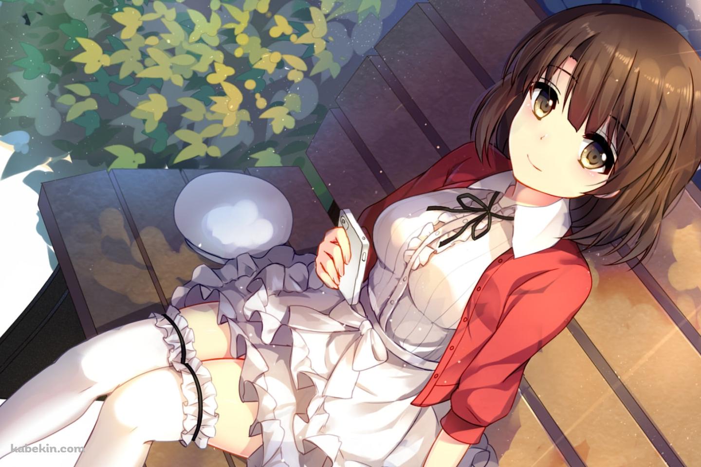 ベンチに座ってスマホを持つ可愛い加藤恵 / 冴えない彼女の育てかたの壁紙(1440px x 960px) 高画質 PC・デスクトップ用
