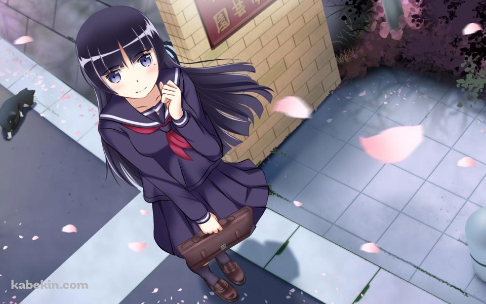学校の門の前でガッツポーズをする五更瑠璃(ごこうるり)と黒猫と桜の花びら / 俺の妹がこんなに可愛いわけがないの壁紙(960px x 600px) 高画質 PC・デスクトップ用
