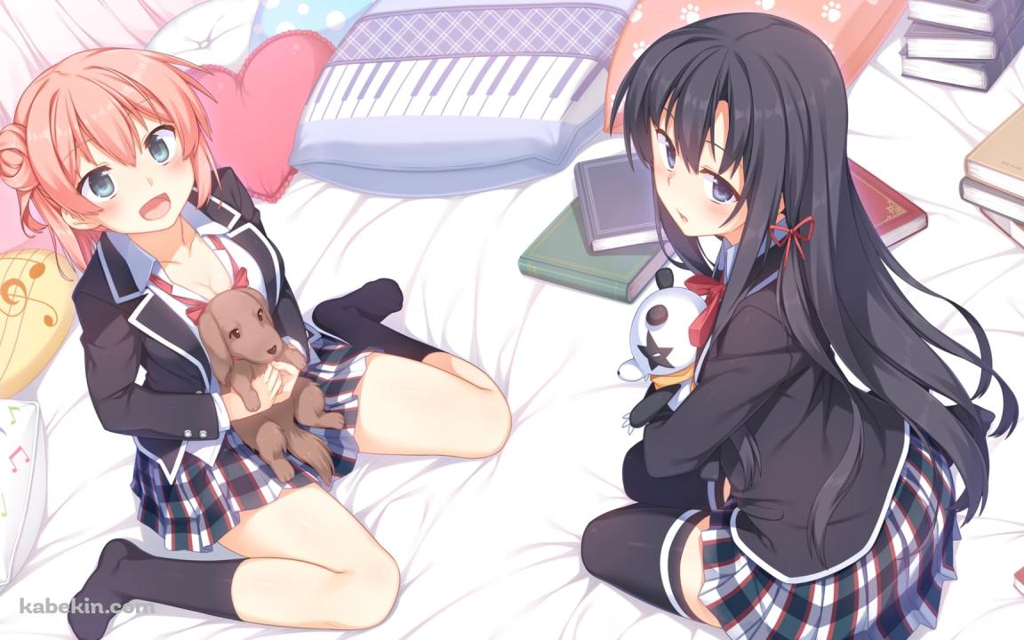 ベッドの上でぬいぐるみを抱く雪ノ下雪乃 / 由比ヶ浜結衣 / やはり俺の青春ラブコメはまちがっている。の壁紙(1152px x 720px) 高画質 PC・デスクトップ用