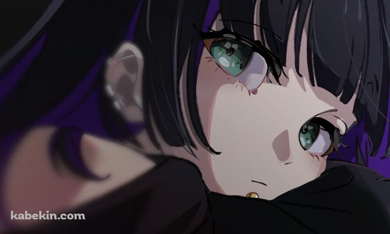 うつ伏せの状態でこちらを見つめる可愛いPAさん / 緑の瞳 / ぼっち・ざ・ろっく!の壁紙(800px x 480px) 高画質 PC・デスクトップ用
