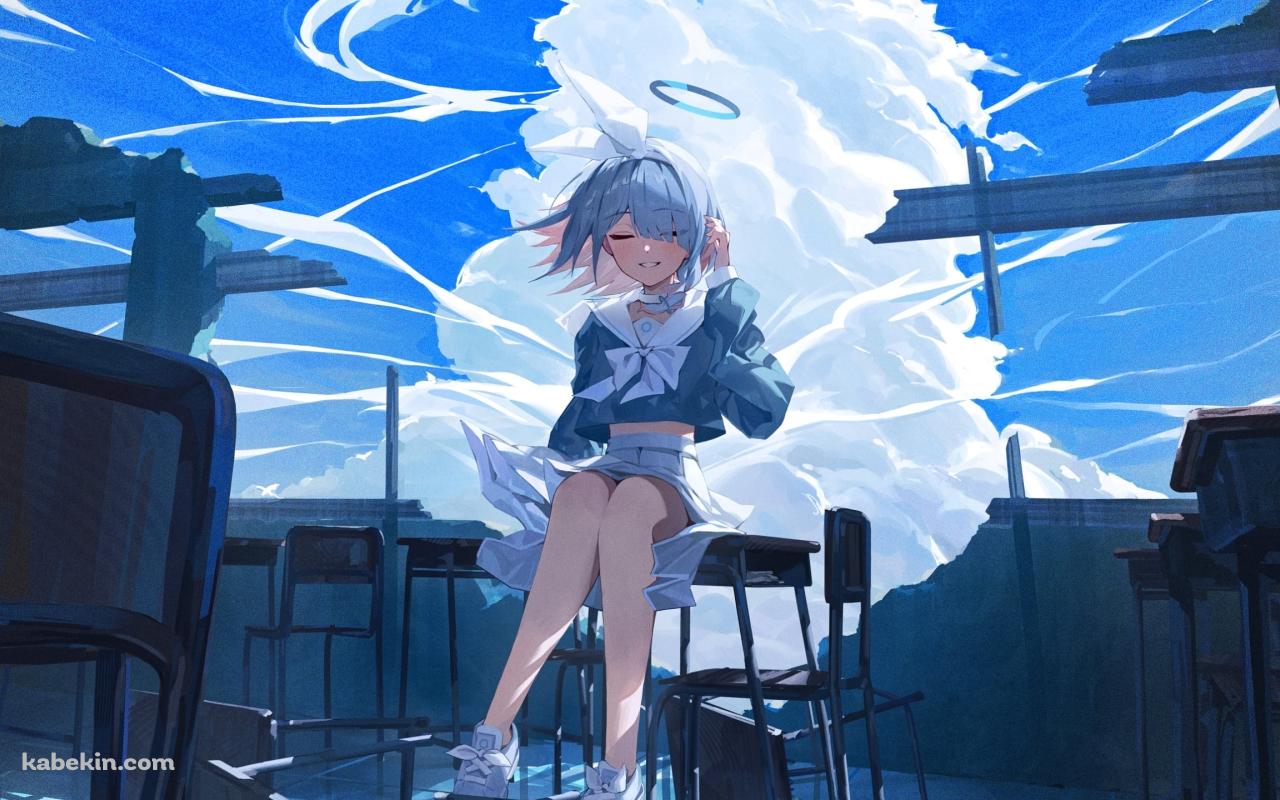 朽ちた学校の机の上に座るアロナ / ブルーアーカイブの壁紙(1280px x 800px) 高画質 PC・デスクトップ用