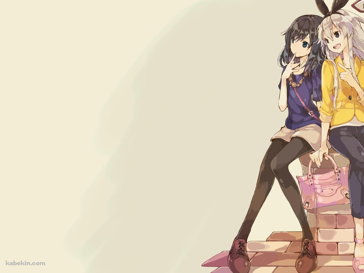 街中でカジュアルな衣装で話し合う島風と朝潮 / 艦隊これくしょんの壁紙(1400px x 1050px) 高画質 PC・デスクトップ用