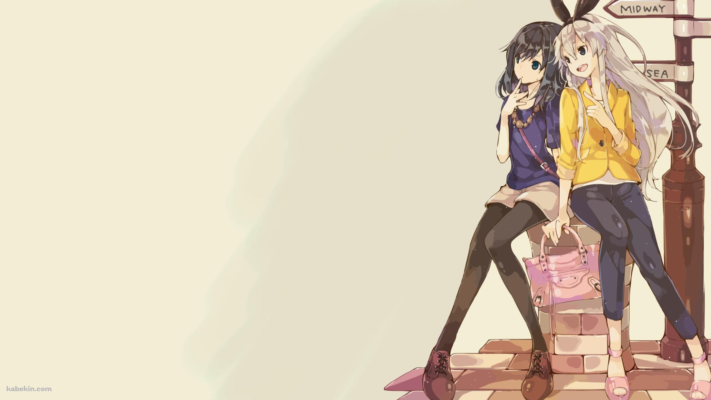 街中でカジュアルな衣装で話し合う島風と朝潮 / 艦隊これくしょんの壁紙(2400px x 1350px) 高画質 PC・デスクトップ用