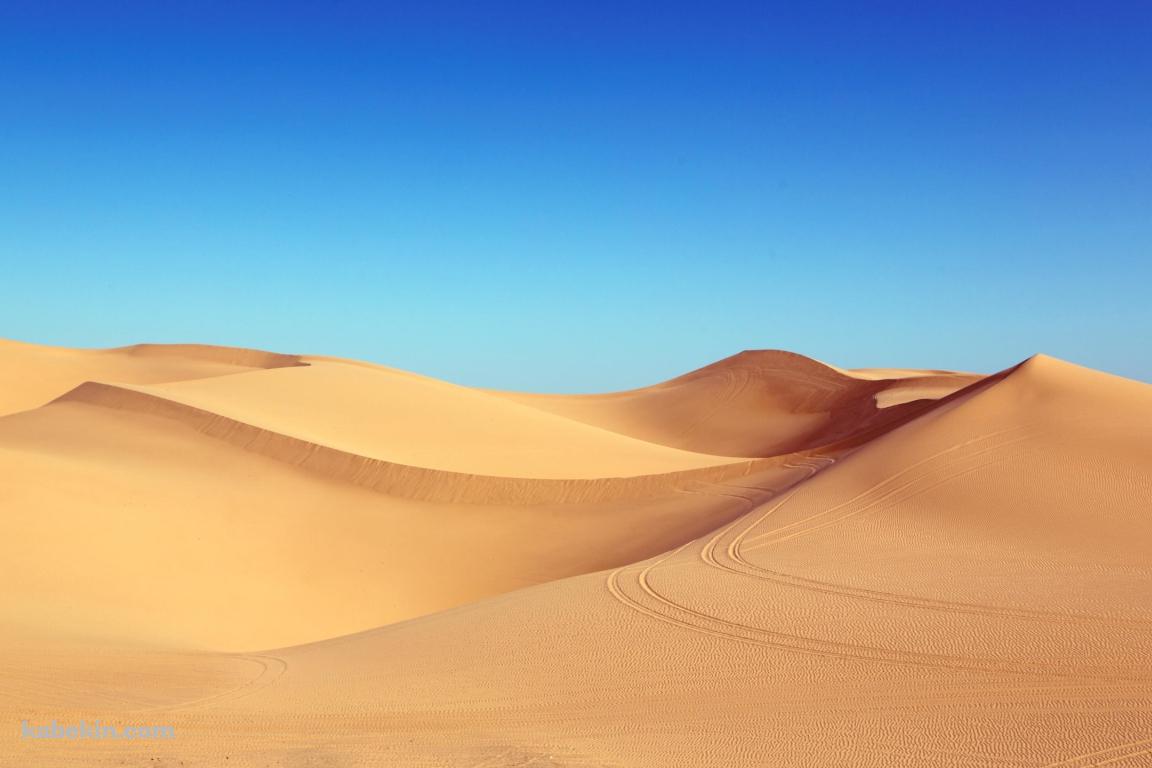 轍の残るサハラ砂漠 4K / Rutted Sahara desert 4Kの壁紙(1152px x 768px) 高画質 PC・デスクトップ用