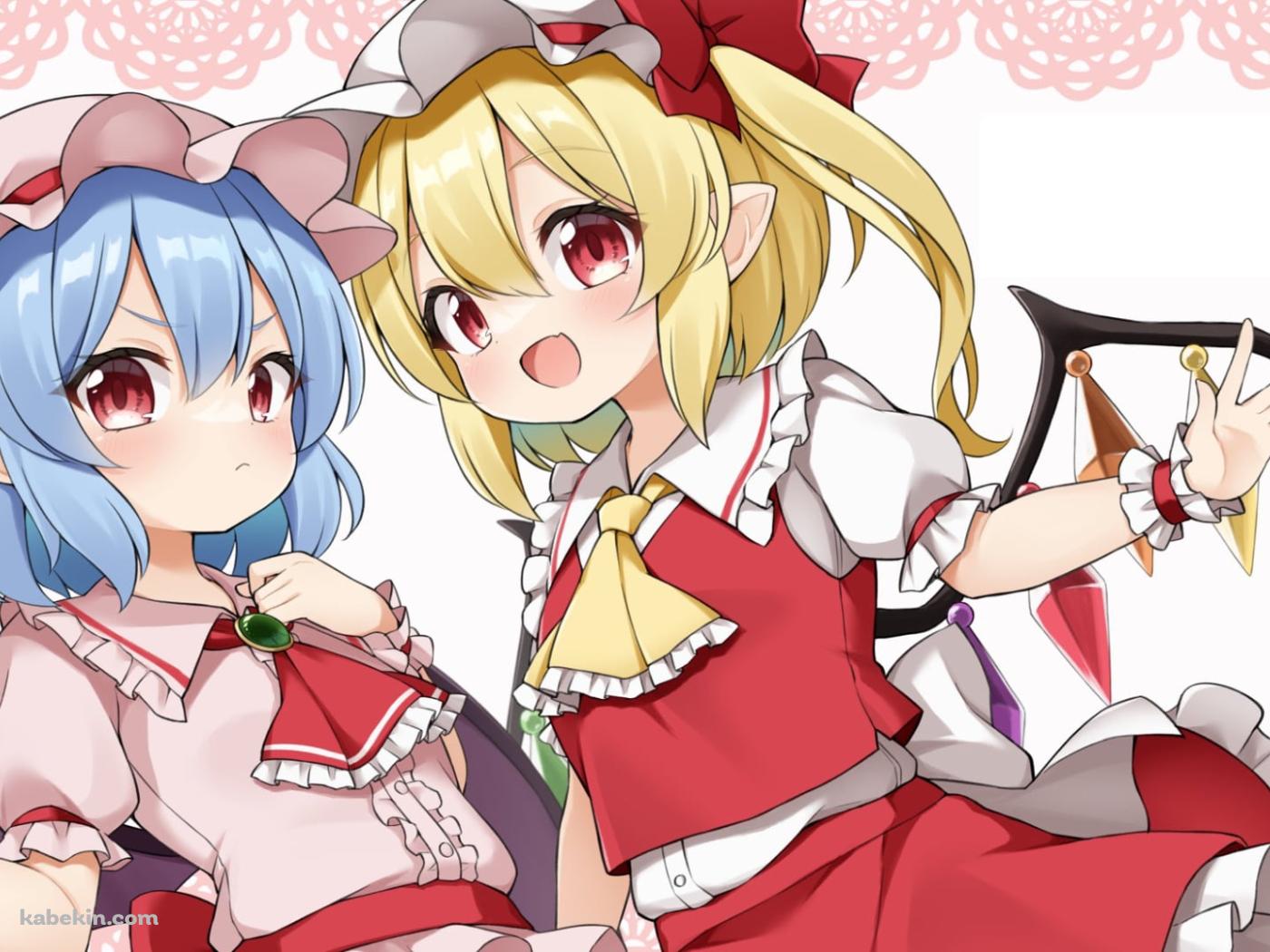怒った表情のレミリア・スカーレットと笑顔のフランドール・スカーレット / 東方の壁紙(1400px x 1050px) 高画質 PC・デスクトップ用